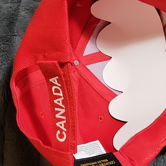 RED CANADA HAT UNISEX - Picture 2 of 6